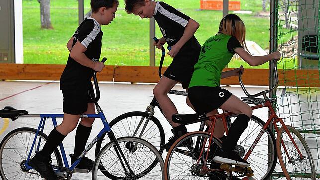 Meisterbuben: Kimi Schrott (rechts) und Jonathan Kranz vom RSV Wallbach holten sich den Meistertitel bei den U15-Radballern.