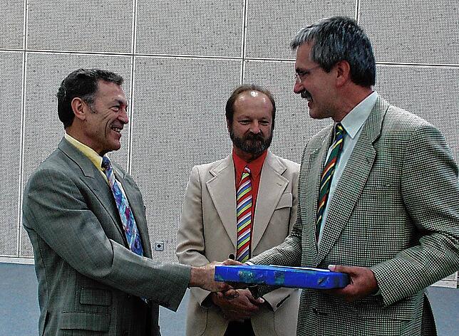 Mit der Verabschiedung des Kollegen Waldemar Scheyhing (links) an der Wiestorschule übernahm Wolfgang Panzner die Rolle des ...