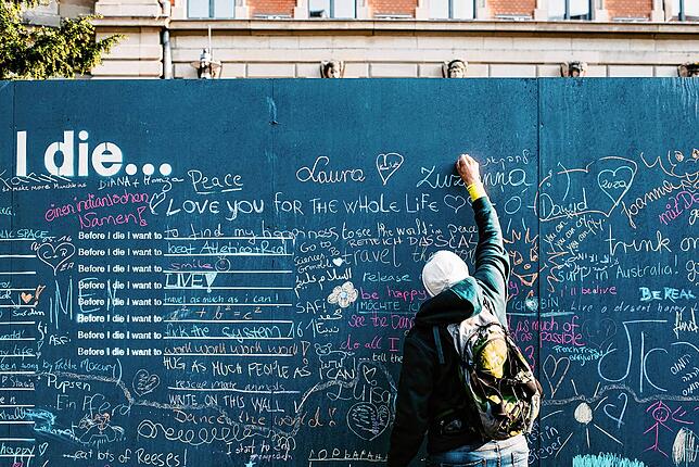 Bevor ich sterbe, möchte ich...: Die Installation, auf der Passanten ihre persönliche Antwort hinterlassen können, ist Teil des Projekts ...