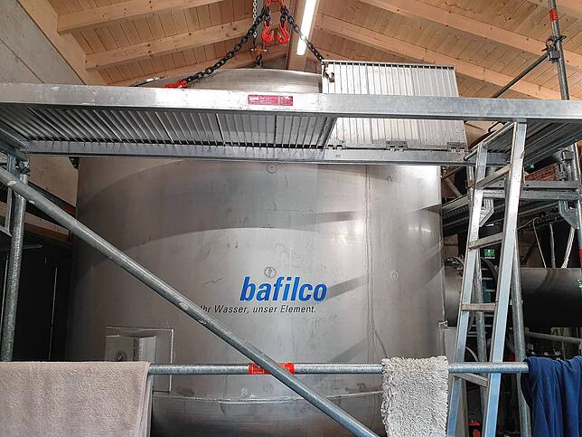 Die Filteranlage befreit das Freibadwasser innerhalb kurzer Zeit von Fremdstoffen wie Schmutz, Sonnenöl, Kosmetik und Hautschuppen.