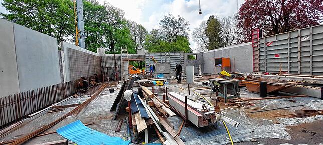 Blick in den neuen Anbau: Hier kommen schon bald weitere große Ausgleichsbehälter, die Filteranlage und Pumpen unter.