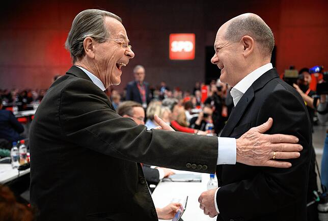 Franz Müntefering (links) und Bundeskanzler Olaf Scholz (SPD) begrüßen sich beim Bundesparteitag der SPD in Berlin 2023.
