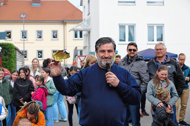 Roland Herrmann zeigt mit welcher Gewalt eine überhitzte Spraydose explodiert.