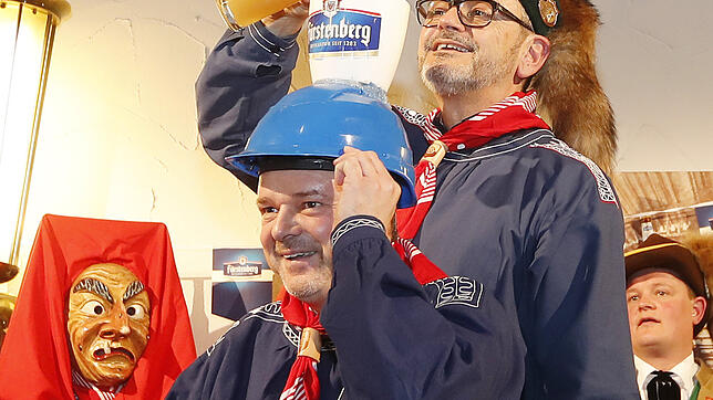 Brauereichef Georg Schwende mischt nach &bdquo;gesanglicher Anleitung&ldquo; von Thoams Bührig und Robert Zierlewagen in einem Bauhelm ...