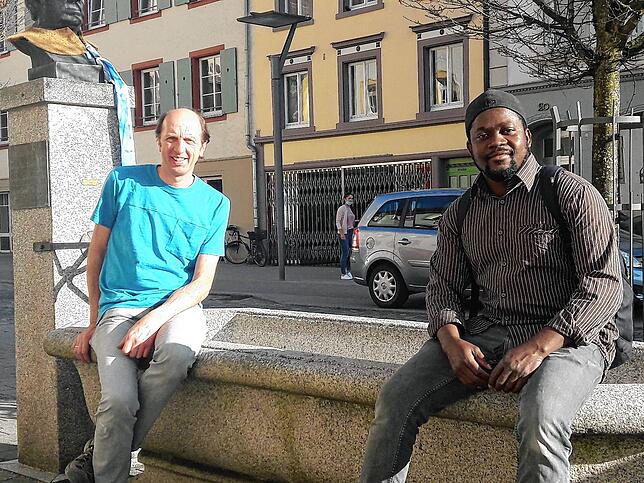 Claus (“Claule“) Dinser und Buba Barrow am Kneipp-Brunnen in der Bickenstraße in Villingen. Sie engagieren sich für einen ...