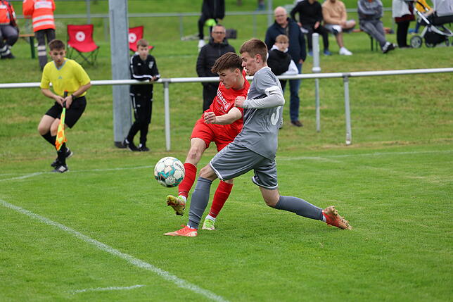Im Finale der A-Jugend setzte sich die SG Gottmadingen-Bietingen (rote Trikots) gegen die Spieler der SG B./K./B. durch.