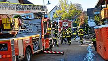 39 Rettungskräfte der Abteilungsfeuerwehr Riedheim liefern bei ihrer Hauptübung in Hepbach eine beachtliche Leistung ab. Bild: Andreas Lang