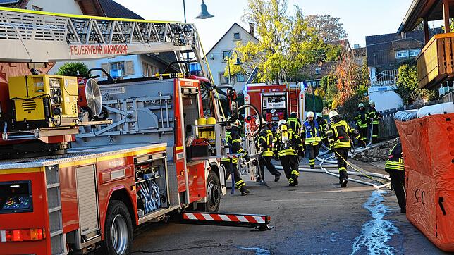 39 Rettungskräfte der Abteilungsfeuerwehr Riedheim liefern bei ihrer Hauptübung in Hepbach eine beachtliche Leistung ab. Bild: Andreas Lang