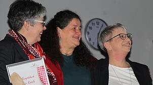 Karola Morath (links), und Susanne Schmidt-Barfod (rechts) mit der neuen Bezirksvorsitzenden Alexandra Hainke.