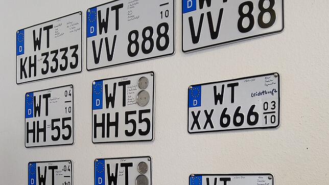 WT-Schilder hängen an der Wand der Christoph Kroschke GmbH in Bad Säckingen, die Kennzeichen prägt.