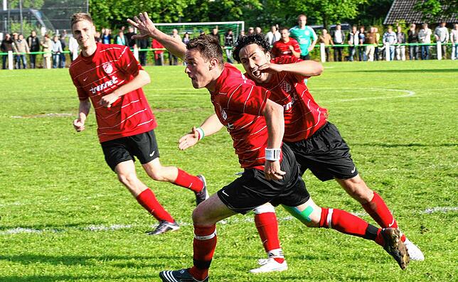 Ausgeflippt: Sven Oertel (vorn) traf doppelt zum 2:0-Sieg des FC Wehr im Relegations-Rückspiel bei der Spvgg. Untermünstertal. Mit ...