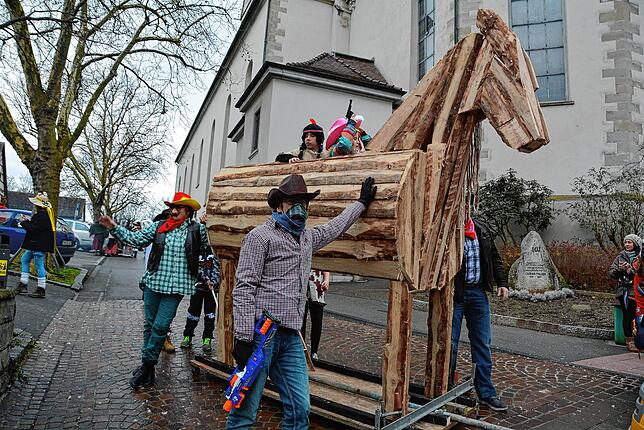 Das &bdquo;trojanische Pferd&ldquo; aus dem Sommertal, begleitet 2016 von Stadtcowboys und Indianern.