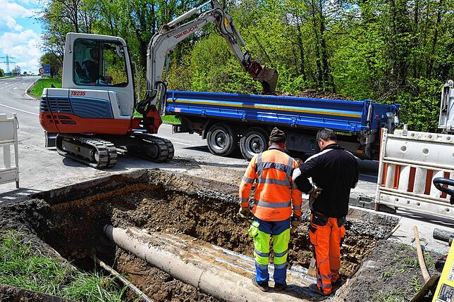 Bild 4: Asphalt weg, Geländer weg, Bohrkerne entnommen: So lief der ersten Tag mit Großbaustellen an zwei Stockacher Ortseingängen