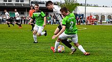SV Aasen (Jeremias Fischerkeller, Mitte) unterliegt dem FC Furtwangen (Felix Disch, links, und Simon Tritschler) mit 1:3.