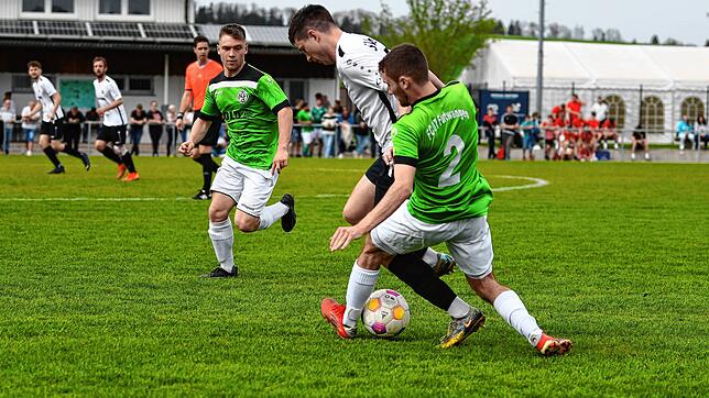 SV Aasen (Jeremias Fischerkeller, Mitte) unterliegt dem FC Furtwangen (Felix Disch, links, und Simon Tritschler) mit 1:3.