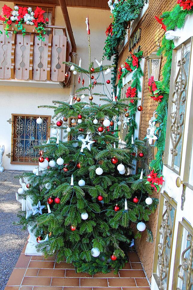 Originell: Ein Christbaum für das Frühjahr. Fiat Lux feiert das ganze Jahr Weihnachten.