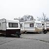In diesen Wohnwagen sind Obdachlose über den Winter untergebracht. Auch eine gemeinsam genutzte Küche und Sanitärräume stehen ihnen zur ...