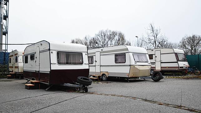 In diesen Wohnwagen sind Obdachlose über den Winter untergebracht. Auch eine gemeinsam genutzte Küche und Sanitärräume stehen ihnen zur ...