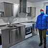 Robust: Architekt Wenk präsentierte den Mitglieder des Bau- und Umweltausschusses eine der Küchen in der neuen Obdachlosenunterkunft. ...