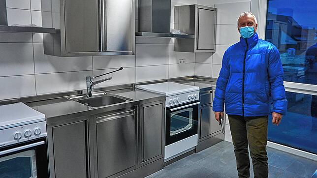 Robust: Architekt Wenk präsentierte den Mitglieder des Bau- und Umweltausschusses eine der Küchen in der neuen Obdachlosenunterkunft. ...