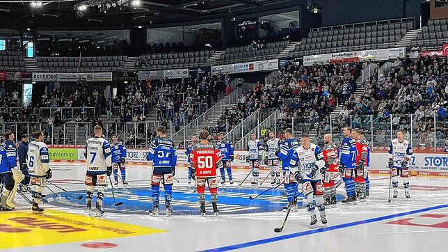 Das neuformierte Team der Schwenninger Wild Wings präsentierte sich vor einer stattlichen Fan-Kulisse.