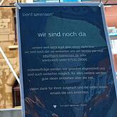 „Unsere Welt steht Kopf, aber wir sind noch da!“, schreiben die Geschäftsführerinnen des Möbelhauses Bent Sörensen auf einem Schild am ...