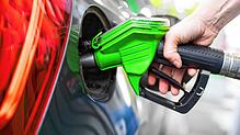 Eine Frau hält an einer Tankstelle an einer Zapfsäule eine Zapfpistole in der Hand und betankt ein Auto. (Symbolbild)