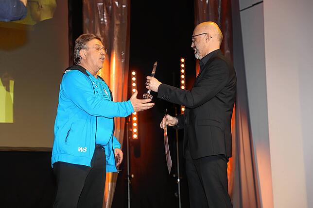 Thomas Möller, CEO Klöber GmbH, überreicht den Nachwuchs-Förderpreis an die Jugendarbeit des TV Überlingen Handball an Abteilungsleiter ...