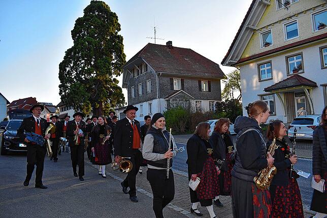 Traditionell zieht die Trachtenkapelle Birkendorf am 1. Mai ab 6 Uhr musizierend, beginnend beim Sonnenhof durch das Dorf.