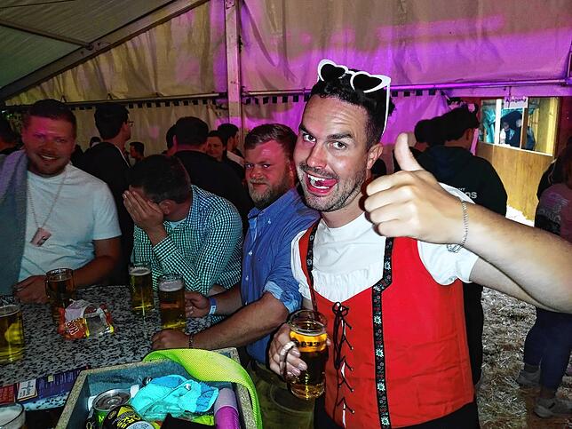 Bild 19: Jubiläumsscheunen zum 100. Geburtstag des Musikvereins lockt die Gäste in Scharen an