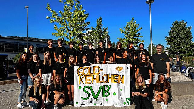 Voller Vorfreude macht sich der Goldkehlchen-Chor auf den Weg zu Deutschlands größtem Schulchor-Projekt nach München und erlebt dort ...