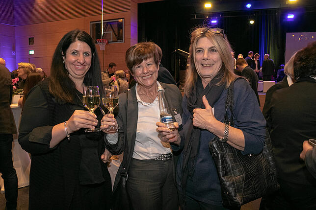 Prosit: Petra Tröndle, Christa Bader (Vorsitzende der Aktionsgemeinschaft Tiengen) und Jutta Rüd stoßen auf ein erfolgreches Jahr 2019 an.