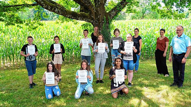 Die Streitschlichter (von links): Julian Diemke, Noemi Roth, Charlotte Stein, Carina Schnitzer, Eric Schubert, Malena Färber, Amira ...