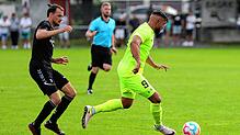 Dreimal Simsek: Der TSV-Torjäger (am Ball) hat im Duell gegen den SC Konstanz-Wollmatingen mal wieder seine Extraklasse unter Beweis ...