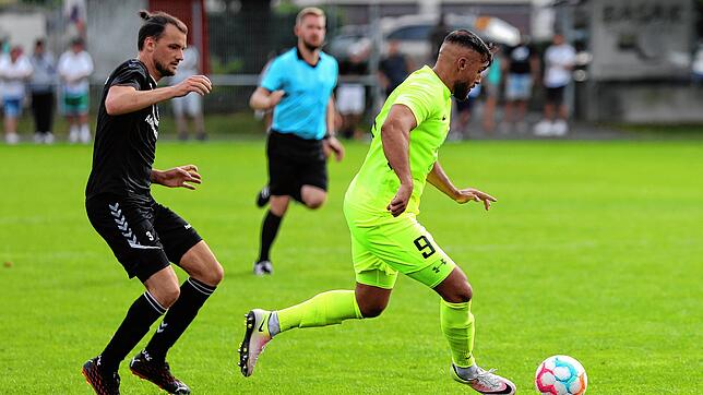 Dreimal Simsek: Der TSV-Torjäger (am Ball) hat im Duell gegen den SC Konstanz-Wollmatingen mal wieder seine Extraklasse unter Beweis ...