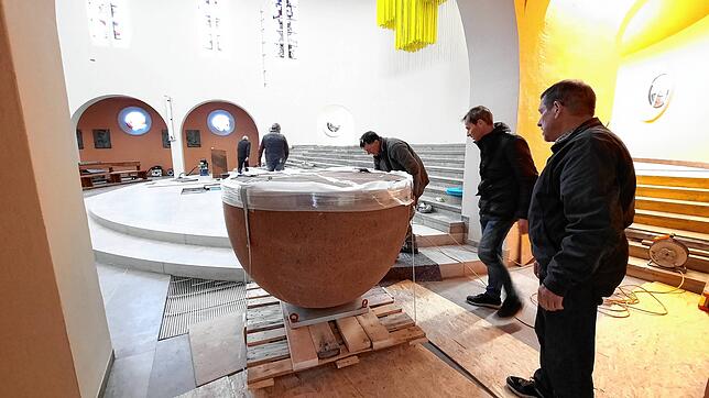 Bild 13: Uff, geschafft! Alle Bilder vom schweren Weg des 2,5 Tonnen schweren Altars in die Kirche St. Oswald