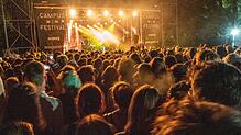 Toller Abschluss abseits der Hauptbühne: Beim letzten Konzert auf der Atlantis-Bühne singt der junge Stuttgarter Musiker Edwin Rosen.