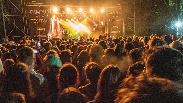 Toller Abschluss abseits der Hauptbühne: Beim letzten Konzert auf der Atlantis-Bühne singt der junge Stuttgarter Musiker Edwin Rosen.