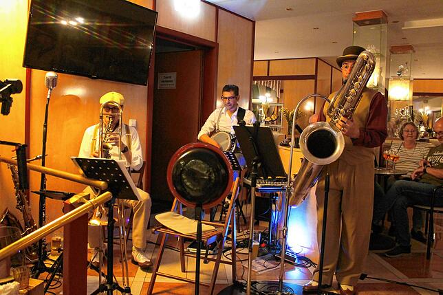 &bdquo;Ladwig&lsquo;s Dixieland-Kapelle&ldquo; tritt im Eiscafé Vivaldi auf.