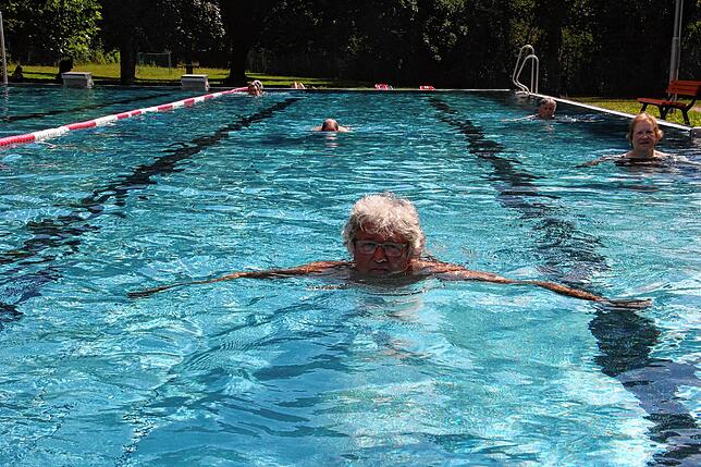 Stammgast Alexander Gleim ist immer einer der Ersten im Freibad Reckingen: „Ich komme schon seit 30 Jahren hier her. Wir sind wie eine ...