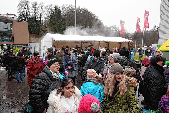 Bild 19: Groß und Klein trotzen beim Weihnachtsmarkt Rickenbach dem Schmuddelwetter