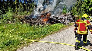 Als die Einsatzkräfte den Holzstapel im Reichenauer Wald erreichen, steht dieser Vollbrand. Weitere Feuerwehrleute aus Konstanz werden ...