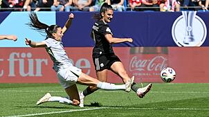 Trifft in dieser Szene zum 2:0: FCB-Stürmerin Jovana Damnjanovic (r). Wolfsburgs Joelle Wedemeyer kommt zu spät.