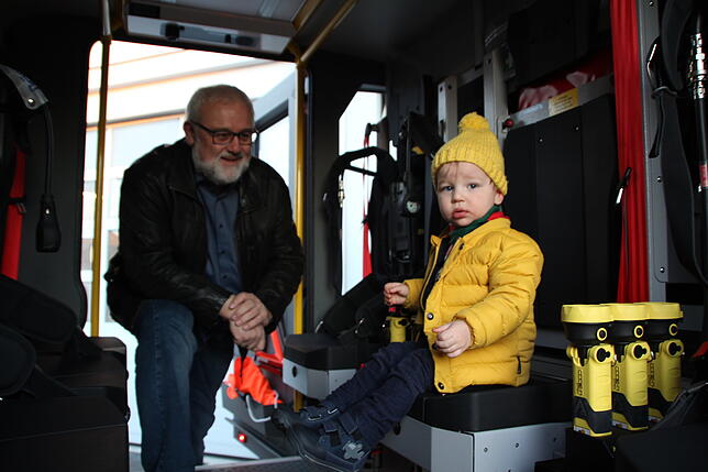Einmal Probesitzen: Anton Otto (rechts) testet mit seinem Opa Martin Auer das neue Feuerwehrauto.