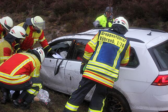 Die Feuerwehr Vöhrenbach kümmert sich um das Fahrzeug.