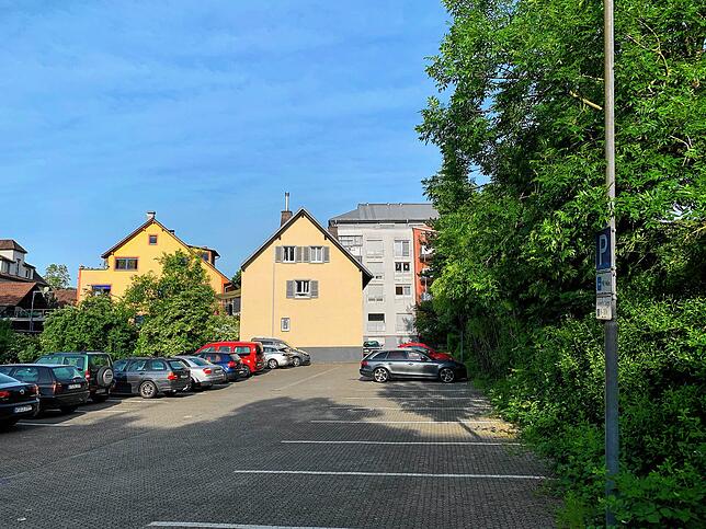 Hinter dem &bdquo;Adler&ldquo; befindet sich aktuell ein Parkplatz.
