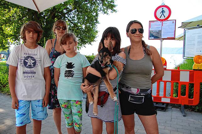 Karin Laber (rechts) und Isabel Meiser (zweite von links) mit ihren Kindern Hannah, Johannes und Melissa. Sie haben für die Absperrung ...
