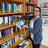 Mitarbeiterin Gisela Allaut sortiert die Neuerwerbungen ein. Ein möglicher neuer Standort für die Bücherei ist auch gefunden.