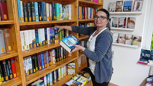 Mitarbeiterin Gisela Allaut sortiert die Neuerwerbungen ein. Ein möglicher neuer Standort für die Bücherei ist auch gefunden.