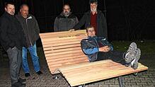 Ortsvorsteher Lorenz Eschbach liegt auf der Himmelsliege Probe, dahinter (von links) Axel Ebner, Michael Schaerping, Paul Granacher und ...